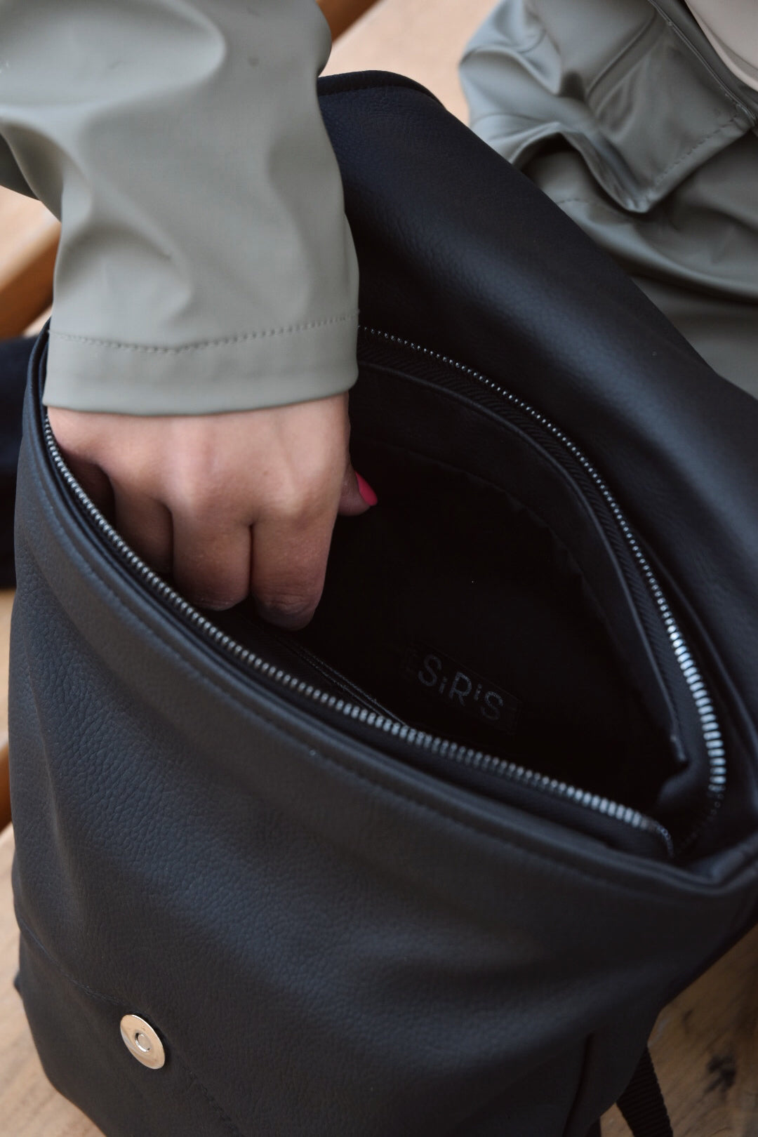 Convey Black&White Vegan Leather Backpack – SIRIS Design Bags